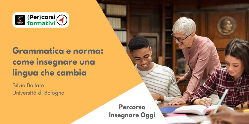 Tre persone siedono a un tavolo, sorridenti e studiano insieme. A sinistra, il testo giallo recita: "Grammatica e norma: come insegnare una lingua che cambia", con informazioni sul corso e sull'autore; sono presenti anche loghi e forme decorative.