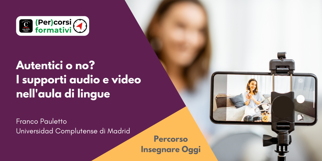 Una donna è seduta a una scrivania con un microfono, parlando e gesticolando davanti a uno smartphone su un treppiede. Il testo in italiano illustra gli strumenti audio e video nelle aule di lingua.