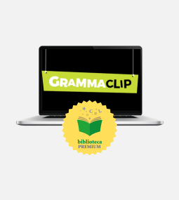 Un computer portatile mostra un cartello verde con la scritta "GRAMMACLIP". Davanti al computer c'è un sigillo dorato con l'illustrazione di un libro aperto e la scritta "biblioteca PREMIUM".