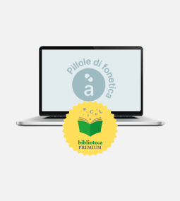 Un computer portatile con uno schermo che mostra la scritta "Pillole di fonetica" e un simbolo fonetico. Davanti al computer portatile c'è un badge dorato con l'icona di un libro verde e la scritta "biblioteca PREMIUM".