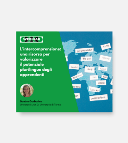 Poster del webinar con una sezione verde che mostra il titolo in italiano sull'uso dell'intercomprensione per migliorare il potenziale multilingue degli studenti e una mappa blu con i saluti in diverse lingue. È esposta la foto di Sandra Garbazio.