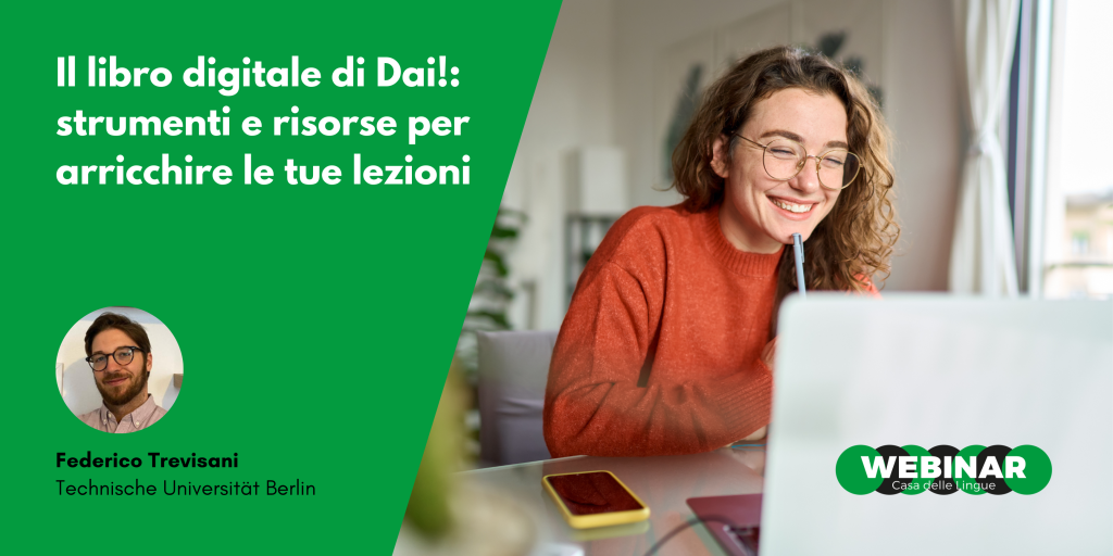 Una giovane donna con gli occhiali sorride al suo computer portatile mentre è seduta a un tavolo con un quaderno. Il testo in italiano promuove un webinar sulle risorse didattiche digitali con Federico Trevisani della Technische Universität di Berlino.