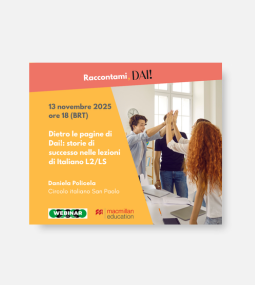 Quattro persone in piedi intorno a un tavolo in un'aula scolastica, alzano le mani per festeggiare. L'immagine promuove un webinar sull'insegnamento dell'italiano, previsto per il 13 novembre 2025, a cura di Macmillan Education.